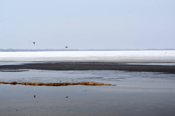 весняний пейзаж на віддаленому степовому озері
 - Фото, зображення