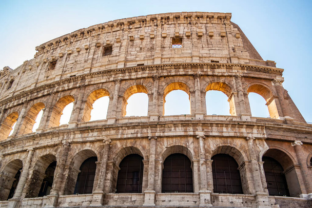 Vista del Coliseo de Roma, Lazio - Italia - Foto, imagen