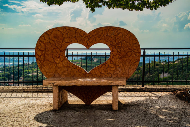 вид из центра города Джорджо со скамьей в форме сердца, valpolicella, verona - О. - Фото, изображение