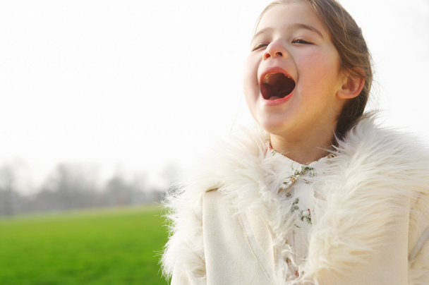 Jeune fille enfant chantant
 - Photo, image