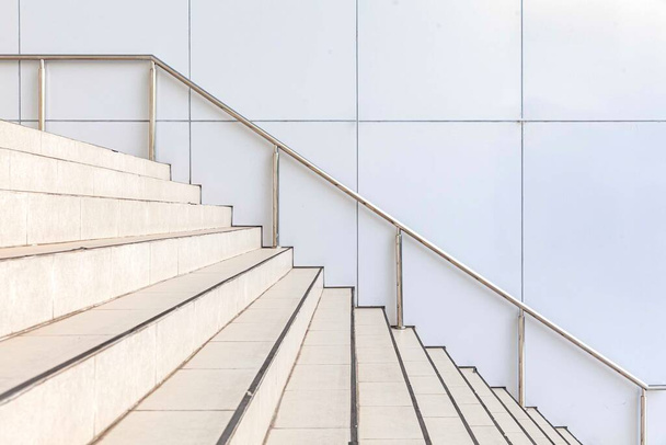 Treppe aus weißem Marmor und Granitboden im Freien - Foto, Bild