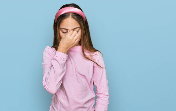 美しいブルネットの女の子は、カジュアルなタートルネックセーターを着て疲れ鼻をこすり、目は疲労と頭痛を感じます。ストレスとフラストレーションの概念.  - 写真・画像
