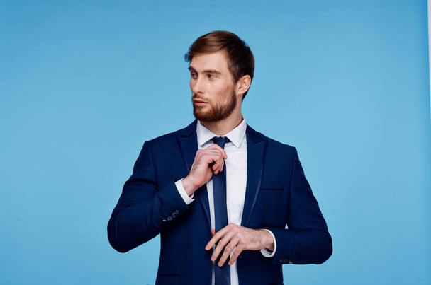 чоловік у костюмі вирівнює свою краватку впевненість у собі бізнесмен моди
 - Фото, зображення