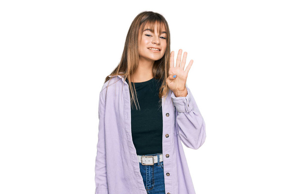 nastolatek kaukaski dziewczyna noszenie dorywczo ubrania pokazując i wskazując w górę z palce numer cztery a uśmiechając się pewny i szczęśliwy.  - Zdjęcie, obraz