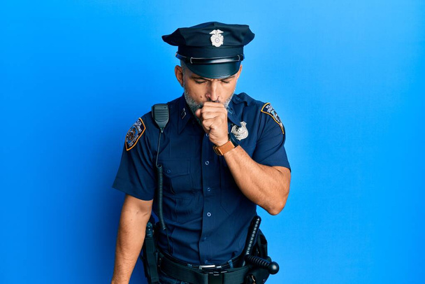 Pohledný muž středního věku v policejní uniformě se necítí dobře a kašle jako příznak nachlazení nebo zánětu průdušek. koncepce zdravotní péče.  - Fotografie, Obrázek