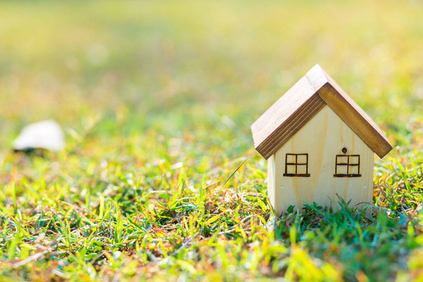 Fa játék ház modell zöld fű új otthon üzleti koncepció - Fotó, kép