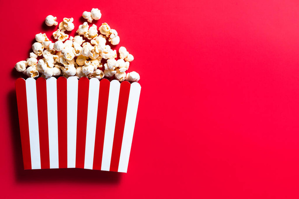Kino Popcorn Strtiped Box. Pozadí červeného okraje. Sledování MV - Fotografie, Obrázek