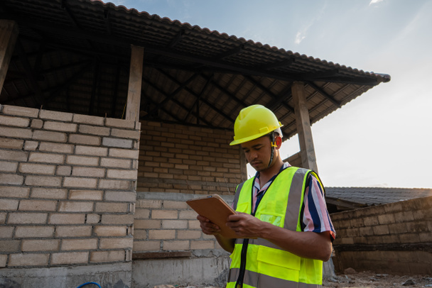 Inspección de negocios hombre en el sitio de construcción ingeniero edificio de casa - Foto, imagen