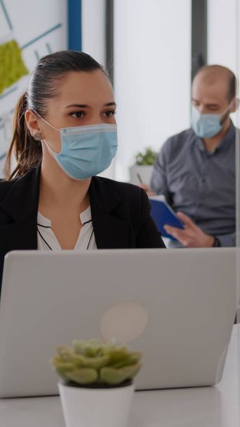 Üzleti csapat orvosi maszk dolgozik együtt startup cég irodájában - Fotó, kép