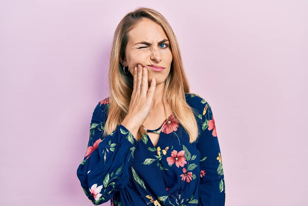 Nuori valkoihoinen nainen yllään rento vaatteita koskettaa suuta käsin kivulias ilme, koska hammassärky tai hampaiden sairaus hampaissa. hammaslääkäri  - Valokuva, kuva