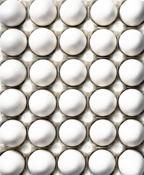 Białe malowane jajka. Płaskie Lay Abstrakcyjny wzór żywności. Widok z góry na dół. - Zdjęcie, obraz