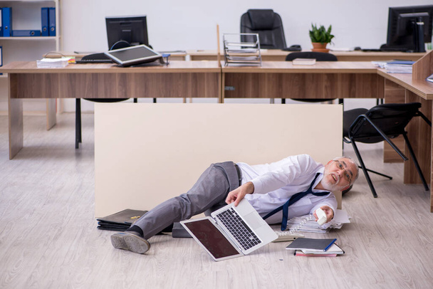 Old businessman employee in bankruptcy concept in the office - Foto, Imagem