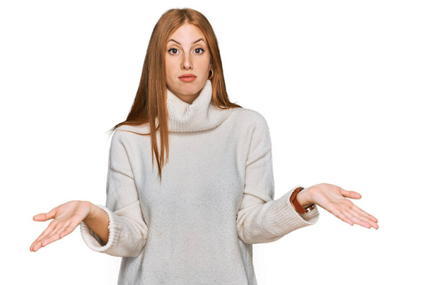 Fiatal ír nő visel alkalmi téli pulóver tanácstalan és zavaros tárt karokkal, fogalmam sincs koncepció.  - Fotó, kép