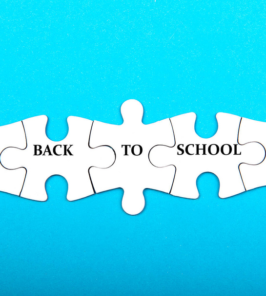 Zurück zur Schule Satz in 3 Teilen Papier Puzzle auf blauem Hintergrund. Bildungskonzept. - Foto, Bild