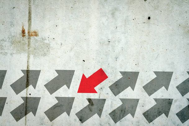 Pfeile an einer Betonwand. Roter Pfeil, richtige Richtung. Führungskonzept. Team. Unternehmensfinanzierung - Foto, Bild