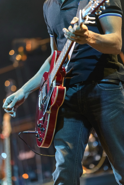 Guitarrista tocando durante un concierto
  - Foto, Imagen