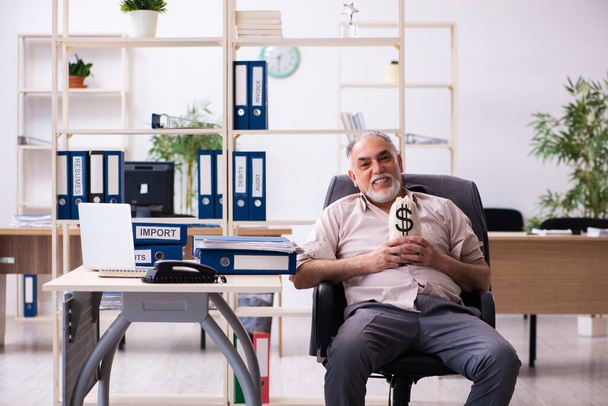 Vecchio dipendente maschile con moneybag nel concetto di pensione - Foto, immagini