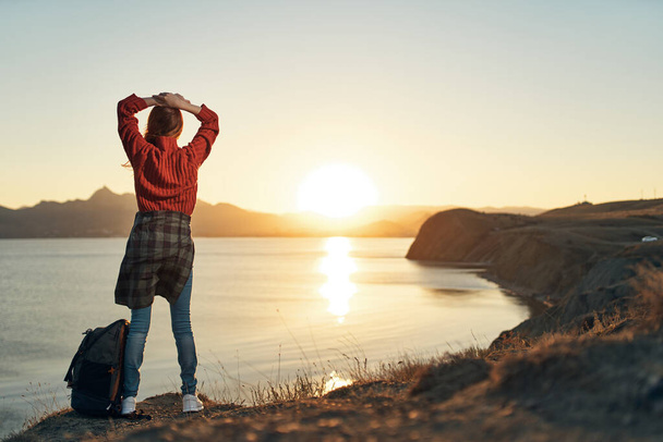 turista mujer con levantado mano paisaje puesta del sol vacaciones - Foto, Imagen