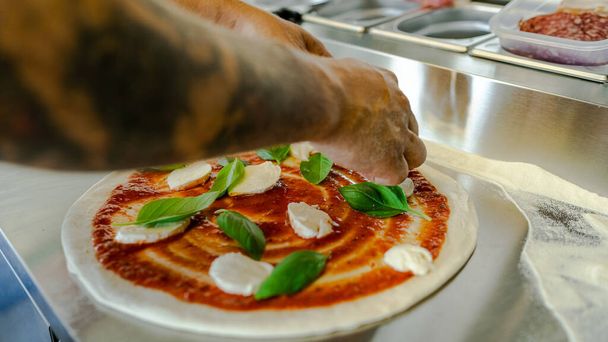 Pizza Şefi Gezici Yemek Kamyonunda Pizza Hazırlıyor. - Fotoğraf, Görsel