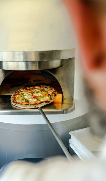Pizza Chef Pizza para Hornear en Camión de Alimentos Móvil Horno de Madera. - Foto, Imagen