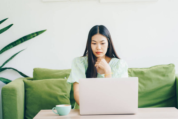 Gyönyörű nők használja laptop modern kávézó munka otthonról - Fotó, kép