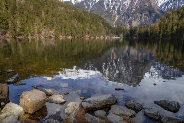 Hermoso paisaje con lago y montañas de los Alpes - Foto, imagen