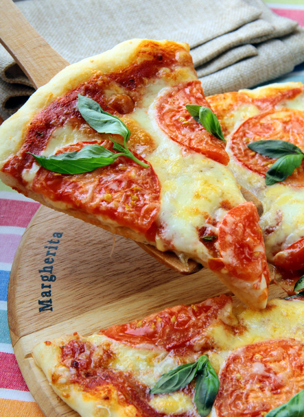Pizza Margarita com tomate e queijo manjericão
 - Foto, Imagem