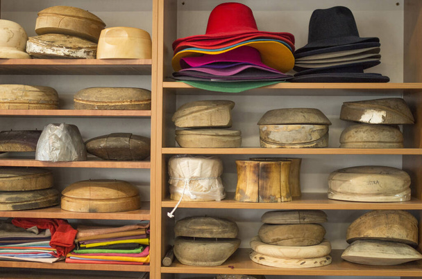 Bloques de sombrero de madera para sombreros de fieltro y sombreros de fieltro en un worksho sombrero - Foto, Imagen