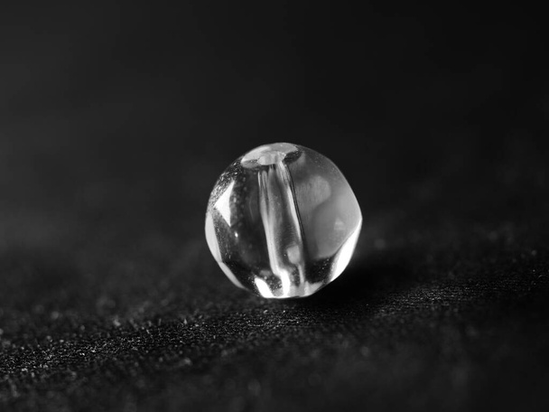 Un colpo in scala di grigi di una perlina - Foto, immagini