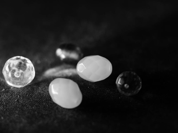 A grayscale shot of beads - Foto, Imagem