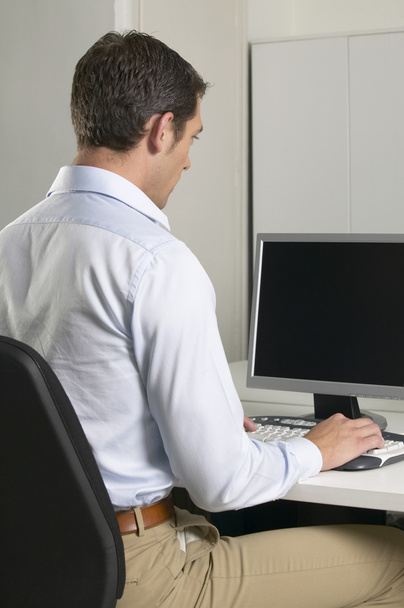 fiatal férfi-egy irodában dolgozik számítógéppel - Fotó, kép