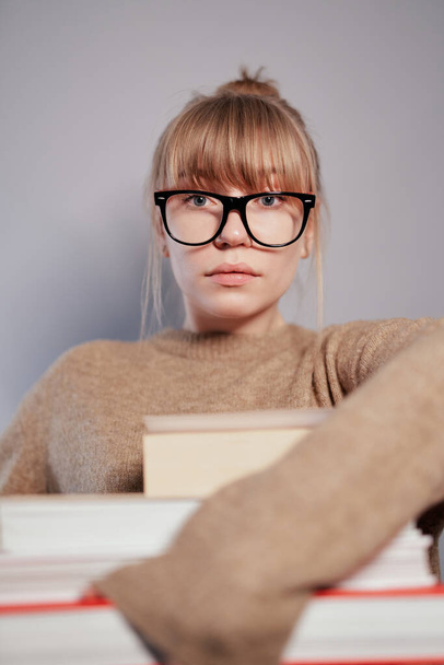 Mignon nerd étudiant fille dans des lunettes avec pile de livres - Photo, image