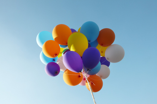 A multicolored balloon bunch in a blue sky - Foto, afbeelding