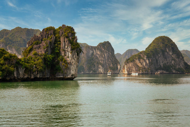 Halong Bay Schönes Naturwunder. Blick auf einige der 1.600 Kalksteininseln, die wie aus einem Film aussehen. UNESCO-Weltnaturerbe seit 1994 mit vielfältiger Artenvielfalt. - Foto, Bild