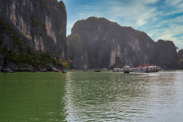 Halong Bay gyönyörű természeti csoda. Tekintse meg az 1600 mészkő sziget némelyikét, ami úgy néz ki, mint egy filmben. Az UNESCO Világörökség része 1994 óta a biodiverzitás széles skálájával rendelkezik. - Fotó, kép