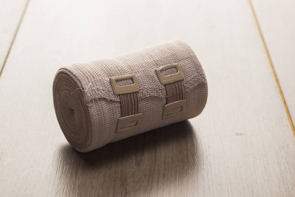 bandage élastique sur bois - Photo, image