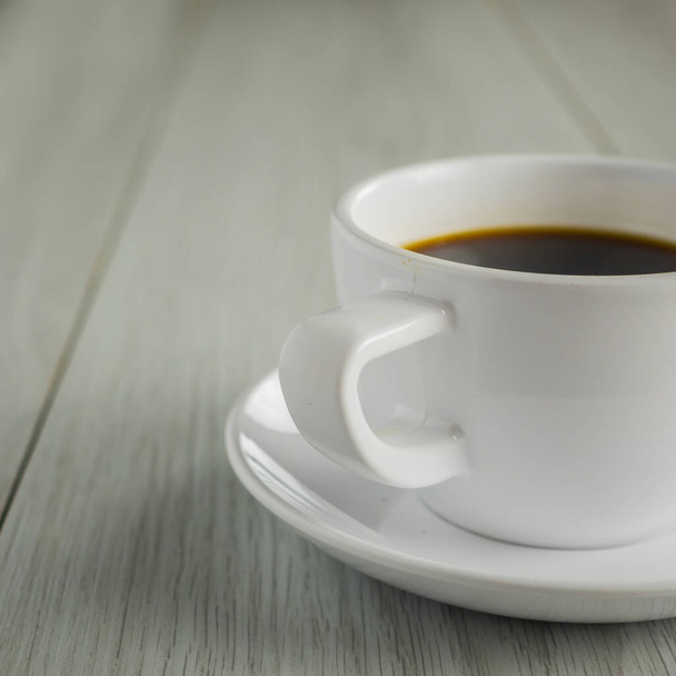 close up λευκό φλιτζάνι καφέ στο ξύλο - Φωτογραφία, εικόνα