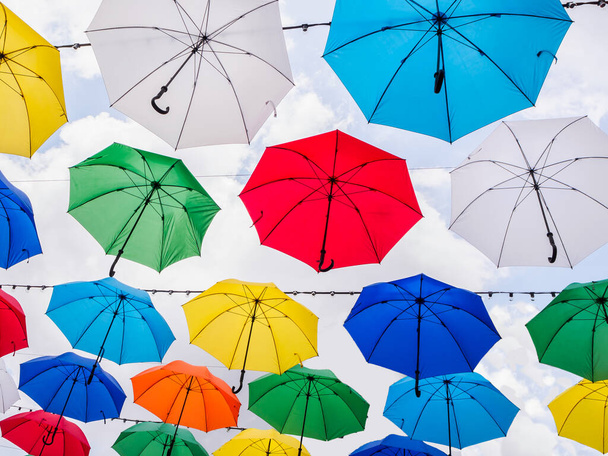 parasols colorés dans la rue  - Photo, image