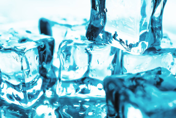 cubitos de hielo sobre fondo azul - Foto, Imagen