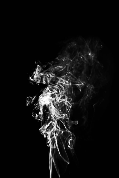 Abstraktní pohyb mlhy nebo kouře na černém pozadí - Fotografie, Obrázek