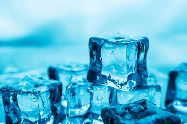 кубики льда на синем фоне - Фото, изображение