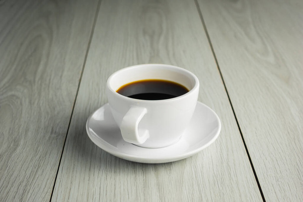 close up λευκό φλιτζάνι καφέ στο ξύλο - Φωτογραφία, εικόνα