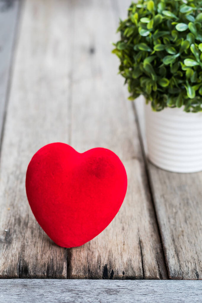 Día de San Valentín. Corazón rojo sobre fondo de madera - Foto, imagen