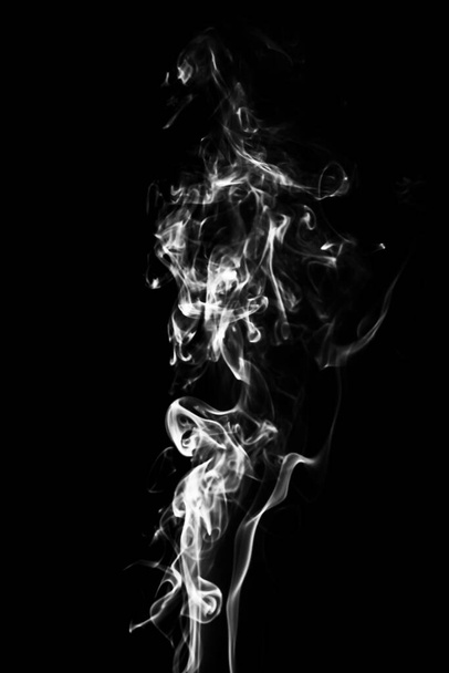 黒地における抽象的な霧や煙の動き - 写真・画像