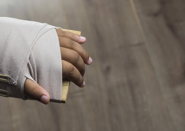 Heridas de vendaje elástico brazo por accidente primeros auxilios - Foto, Imagen