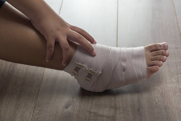 Primeiros socorros para mulher do tornozelo com bandagem elástica - Foto, Imagem