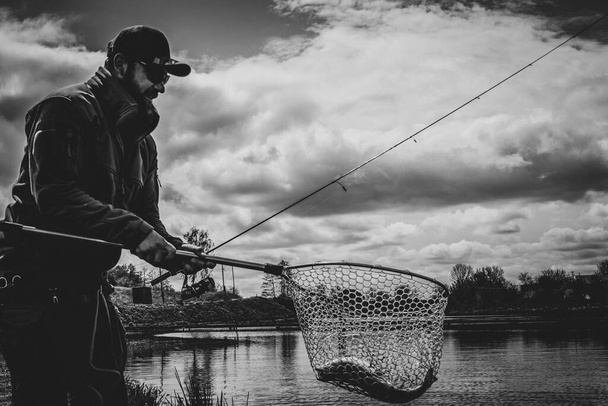 Рыбалка форели на озере, отдых - Фото, изображение