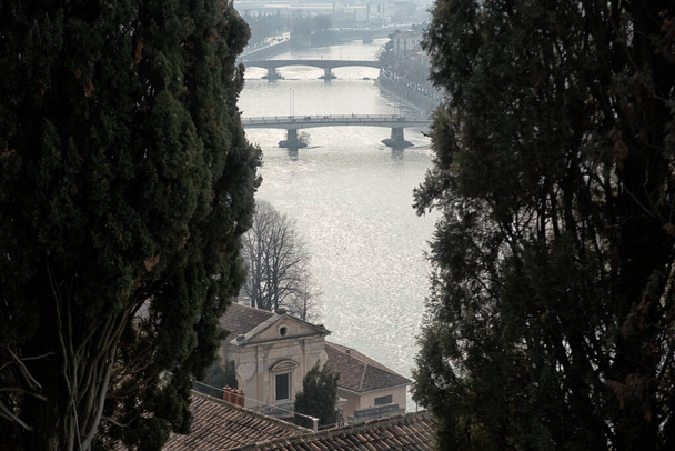 Вид с воздуха на Верону. ВЕРОНА, Италия. - Фото, изображение
