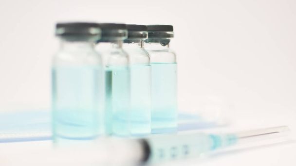 Ampollas médicas y jeringa de insulina aisladas sobre fondo blanco, concepto de vacunación - Foto, Imagen