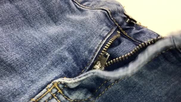 fermeture éclair fermeture éclair sur jeans bleu gros plan. - Séquence, vidéo